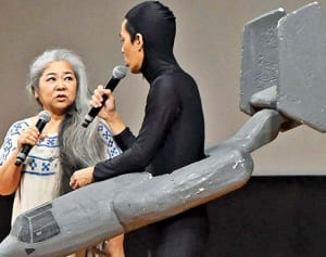 笑いと歌、1500人沸く　FEC公演　米軍事故鋭く風刺