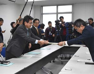 米大佐、事故多発に反論「車も故障する」トラブル倍増指摘の日本側とずれ