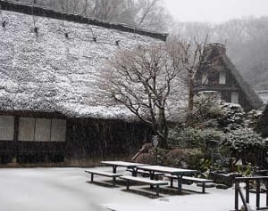 「まるで雪国に」古民家も真っ白・川崎