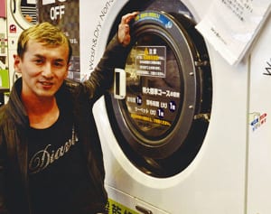 「布団洗いを文化に」 IT社長が沖縄で挑む“洗濯”「フトン巻きのジロー」