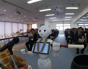 ドライブスルー葬に、ペッパー導師も…ハイテク葬儀最前線