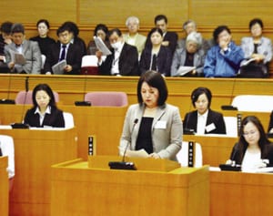 女性だけの議会開会　沖縄県北谷町　生活者視点で鋭く質問　傍聴席は満席