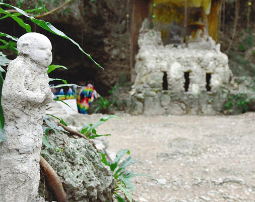「歴史を知らず大きなことを犯した」　チビチリガマ損壊4少年　仏像12体設置