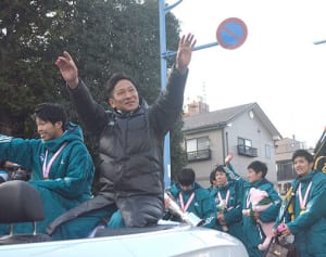 箱根駅伝V4「おめでとう」 青学大がパレード　相模原