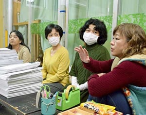 「普天間飛行場の飛行停止を」署名10万筆超　落下物被害の緑ヶ丘保育園父母会に賛同