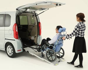 車いすのまま乗れる“最新福祉軽自動車”はこんなにすごい！