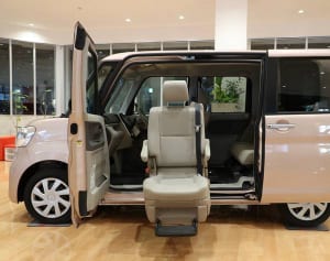 助手席が全自動で…「福祉軽自動車」で介護でも外出を諦めない