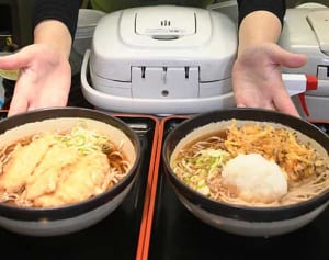 京急の駅そばで対決企画 　マグロとニンジン、勝つのはどちら？