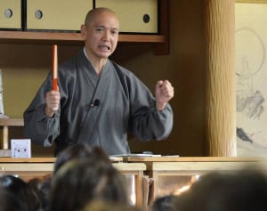3千人行列「鈴虫寺」、名物住職の“漫談説法”聞いてみた