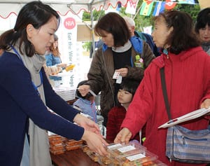 家庭料理で異文化交流　名護でフェアー