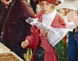 “大みそか"市場盛況　旧正月前に食材買い求め　糸満市