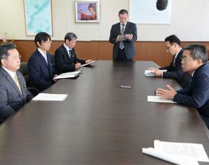 全学校上空の飛行禁止を要求　沖縄県教委、国に異例の要請　米軍機事故多発受け、入試や式典時の騒音防止も