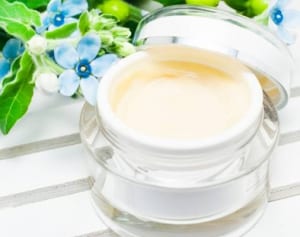 油分減る50代肌はオイル入りオールインワン美容液でケアしよう