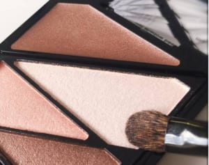 オーバー50の下がった瞼は「黒に近いシャドー」で引締めよう