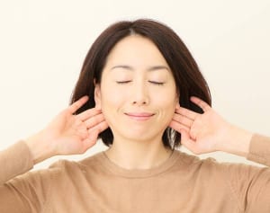 耳鳴りに悩む人は計1分「つむじゆるめ」を試してみて！