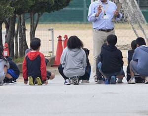 「米軍機が墜落」　沖縄の5小中学校が行う悲しい避難訓練