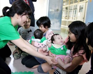 先生は赤ちゃん、命学ぶ　若狭小児童が体験　母親ら企画