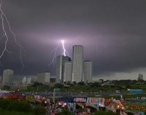 多摩川花火大会 秋開催に　川崎市、豪雨や落雷回避