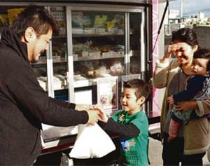 “出来たて島豆腐”届けます　移動販売で顧客笑顔に