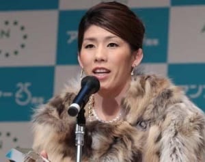 吉田沙保里がきのこVSたけのこ総選挙参戦　早くも圧勝ムード