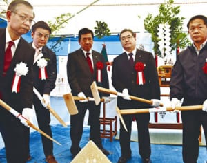 ライオンの迫力感じる新猛獣舎、11月末完成へ　沖縄こどもの国