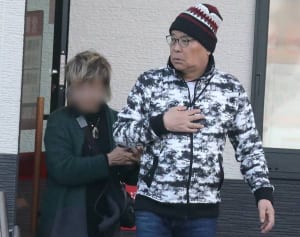 千昌夫 外国人妻居ぬ間に…ひた隠す年上金髪女性との倹約半同棲