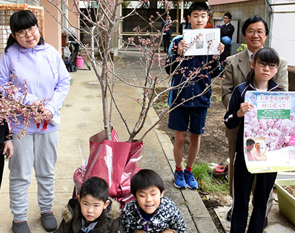 匂いで感じる桜寄贈　平塚盲学校に「春めき財団」