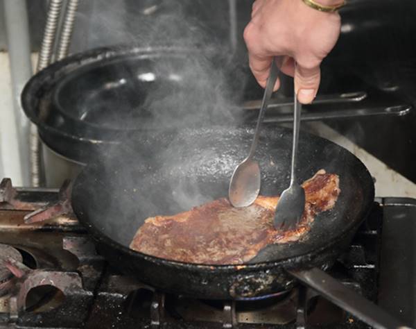 自宅キッチンで“絶品ステーキ”を焼くポイントは「揚げ焼き」！