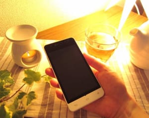 夜中のスマホはダメ！春夏に体調を崩しやすい人の傾向