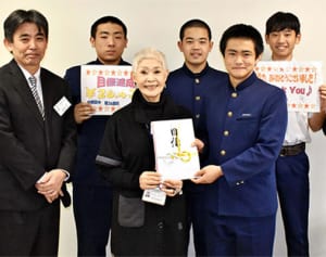 沖縄の中学生が「思い出写真」で寄付金造成　「地域のために」と社協に寄付