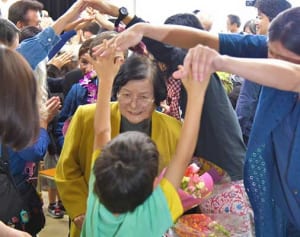 学ぶ夢かなえ巣立ち　高齢者6人、夜間中学の珊瑚舎スコーレ卒業