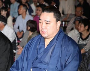 日馬富士　コーチ就任で角界残留も“給料ゼロ”の厳しい現実