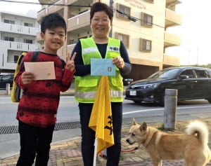 7歳と66歳と愛犬ミッキーと…　朝の通学路で芽生えた友情　沖縄・中城