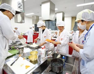 大学生が「材料費1食30円ランチ」に挑戦！その理由とは