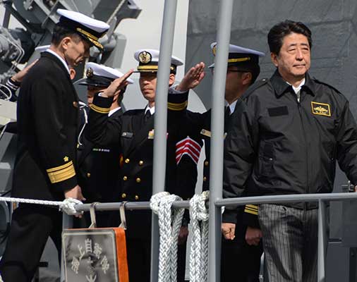安倍首相が海上自衛隊横須賀基地を初視察