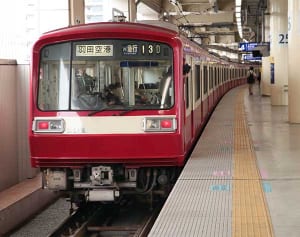 さよなら俊足　京急の2000形、"同期"がねぎらう