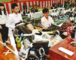 一緒に卒業、中学もよろしく　人工呼吸器の湯地君　那覇・高良小