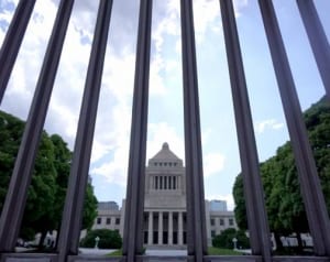 “居座り”安倍首相が19年「消費税アップ」再々延期の可能性