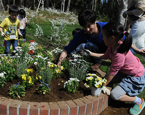園芸王子、三上さんが児童と花植え　横浜
