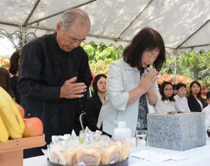 「集団自決」忘れない　渡嘉敷慰霊祭、100人超が参列