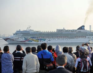 大型客船が初入港　にぎわう大さん橋