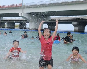 波の上ビーチで海開き　家族連れ、観光客でにぎわう
