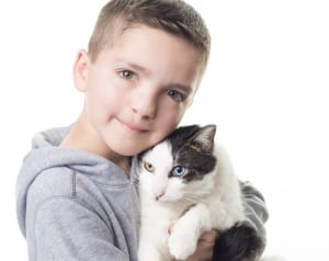 ヘテロクロミアの少年をいじめから救った“おそろい”の猫