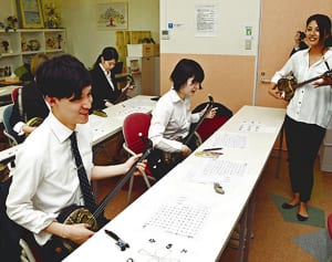 新人研修で三線体験　唄者・上間さん指導　那覇市「サイダス」