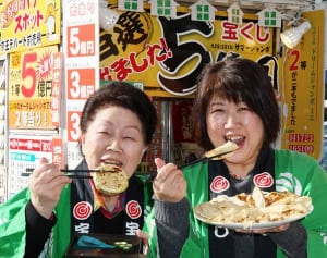 宝くじのゲン担ぎは「ジャンボ餃子」！販売員の粋なアイデア