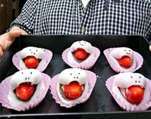 「スネークモチ！」観光客に大人気　インスタ映えスイーツ「ハブ大福」って？