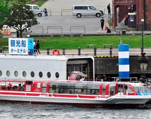 海を走る赤いバス？　京急の電車イメージ