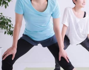 肩こり、腰痛にも効果…家事中に行う「スクワット」のすすめ