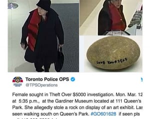 オノ・ヨーコの展示から180万円の“石ころ”が盗まれる