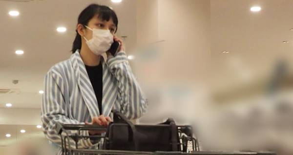 出産1カ月の武井咲 1億円新居引越しも買い物は格安家具店 女性自身